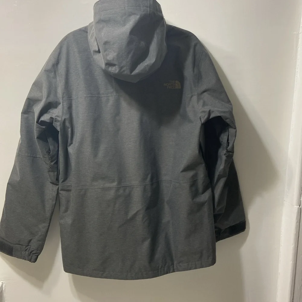 THE NORTH FACE,GREY,MEN/ HOMMES WINDBREAKER, JACKET WITH HOOD. SIZE- MEDIUM.